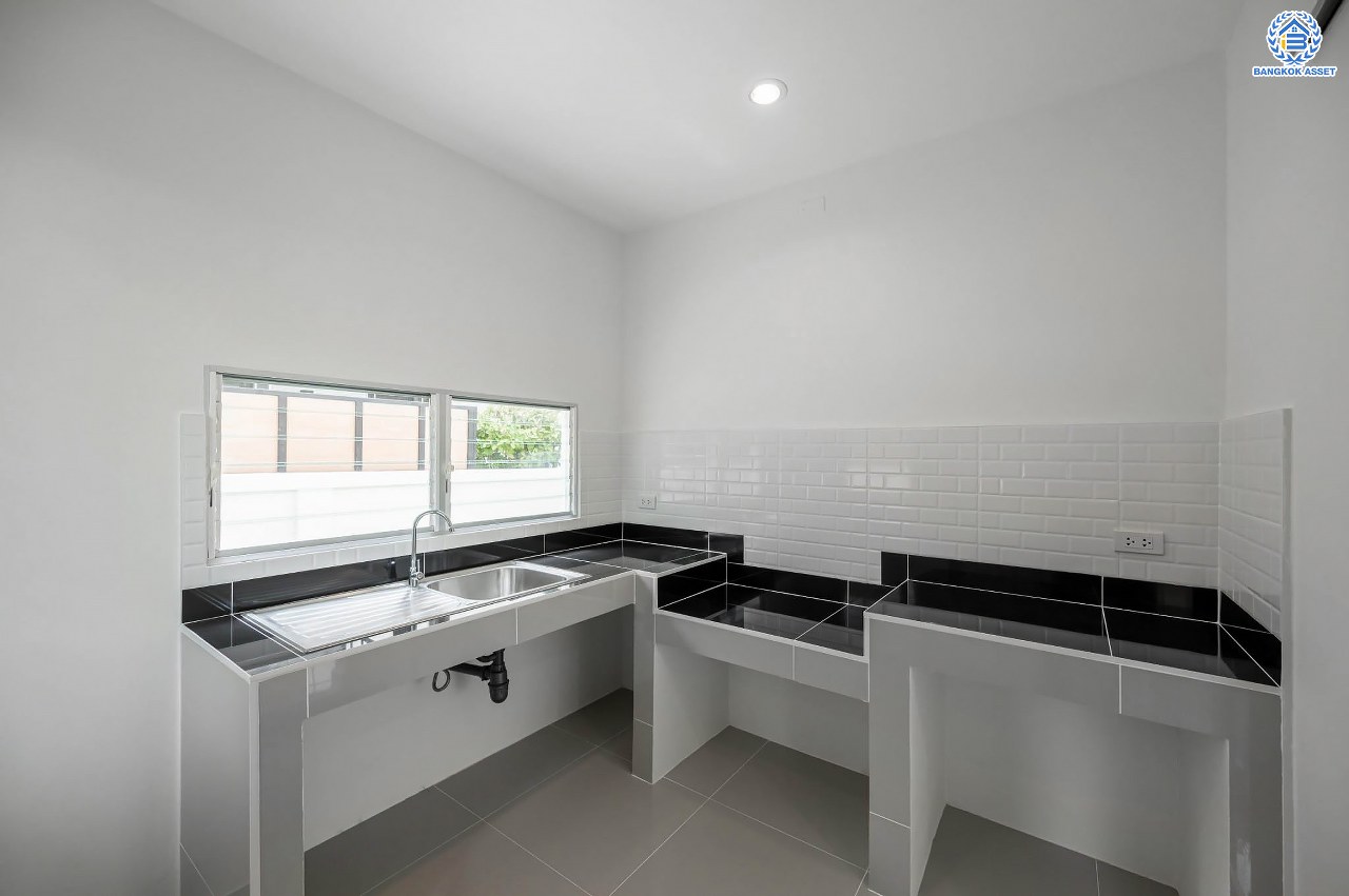 บ้านมือสองตกแต่งใหม่ แบรนด์สุดหรู L&H โครงการ มัณฑนา แจ้งวัฒนะ-ราชพฤกษ์ เนื้อที่ 57.9 ตร.ว. ฟังก์ชัน 3 ห้องนอน 3 ห้องน้ำ จอดรถได้ 2 คัน ทำเลเดินทางเข้า-ออกเมืองสะดวก เชื่อมต่อถนนชัยพฤกษ์แจ้งวัฒนะ ถนนราชพฤกษ์ ใกล้รถไฟฟ้าสายสีชมพู "สถานีปากเกร็ด" ใกล้ "โรบินสันไลฟ์สไตล์"